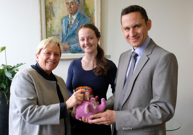 AUCH MINISTERIN EISENMANN SPENDET FÜR UNSERE WETTE
