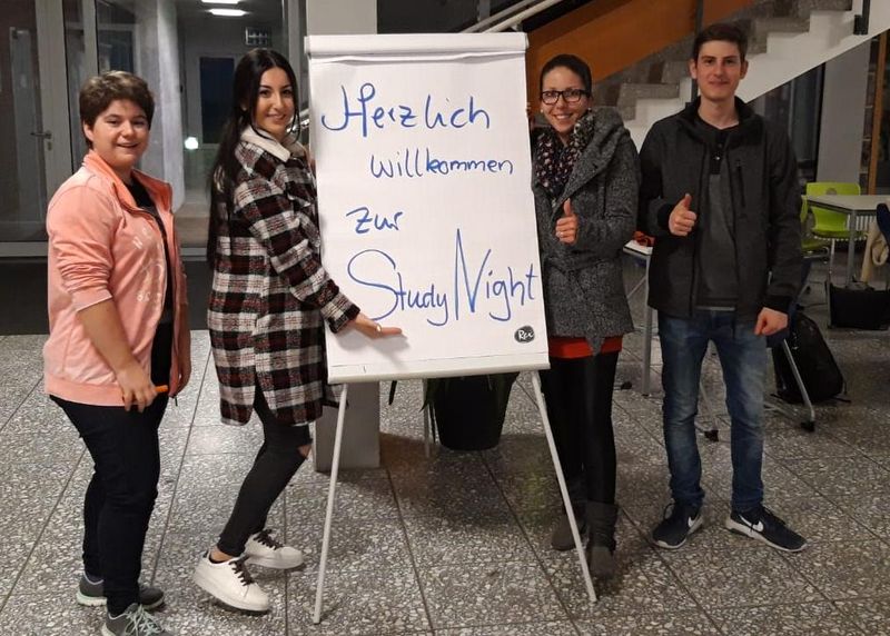 AUCH DER SPÄTE VOGEL FÄNGT DEN WURM – „STUDY NIGHT“