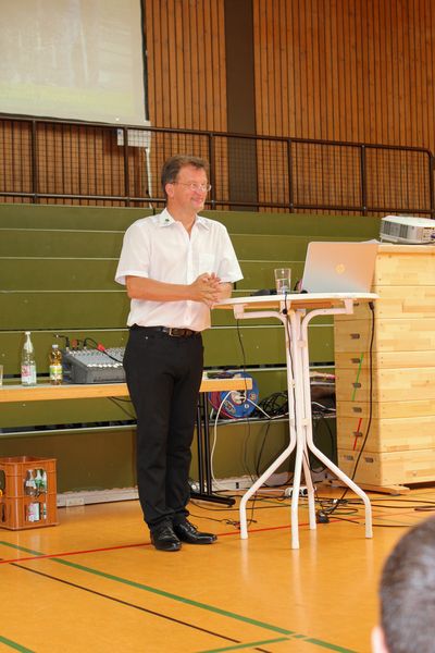 ZOODIREKTOR DR. REINSCHMIDT HÄLT BIOLOGIESTUNDE AN BS ACHERN: ARTENSCHUTZ WIRD GROSSGESCHRIEBEN