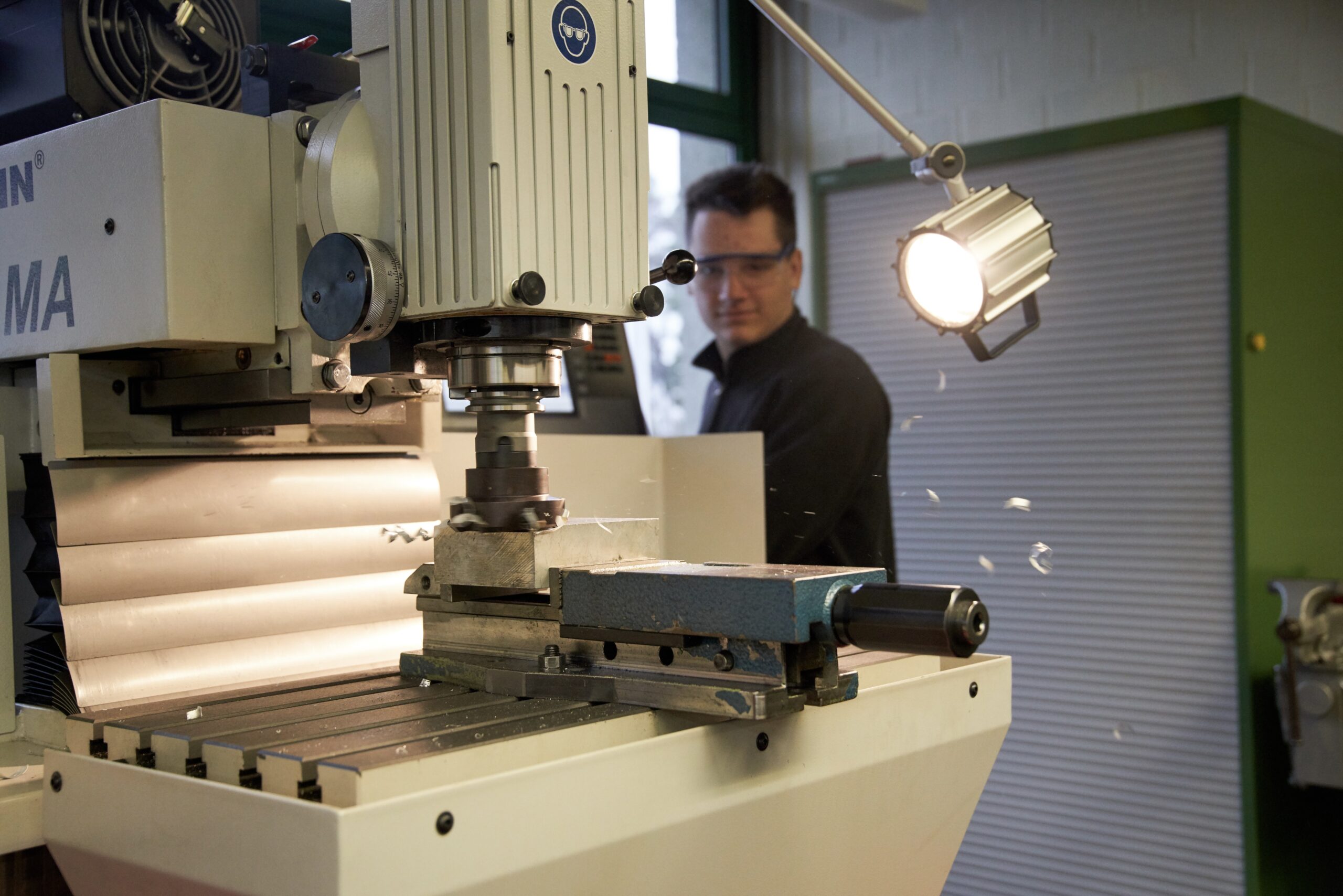 Industriemechaniker*innen erhalten Förderpreise für besondere Leistungen in der Berufsausbildung