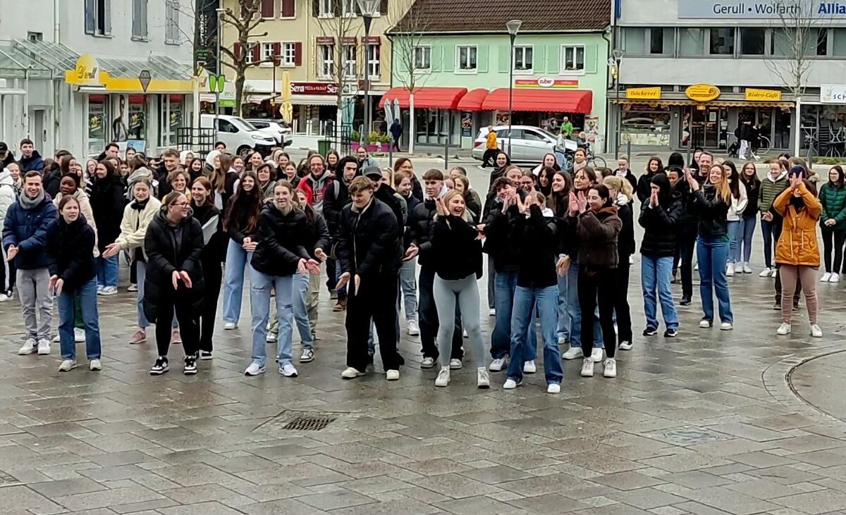 Schüler tanzen Flashmob gegen Gewalt