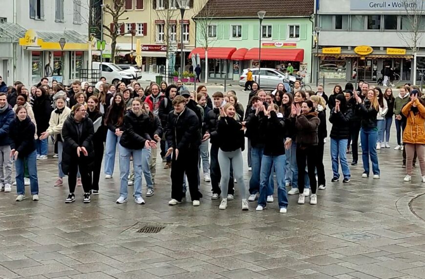 Schüler tanzen Flashmob gegen Gewalt