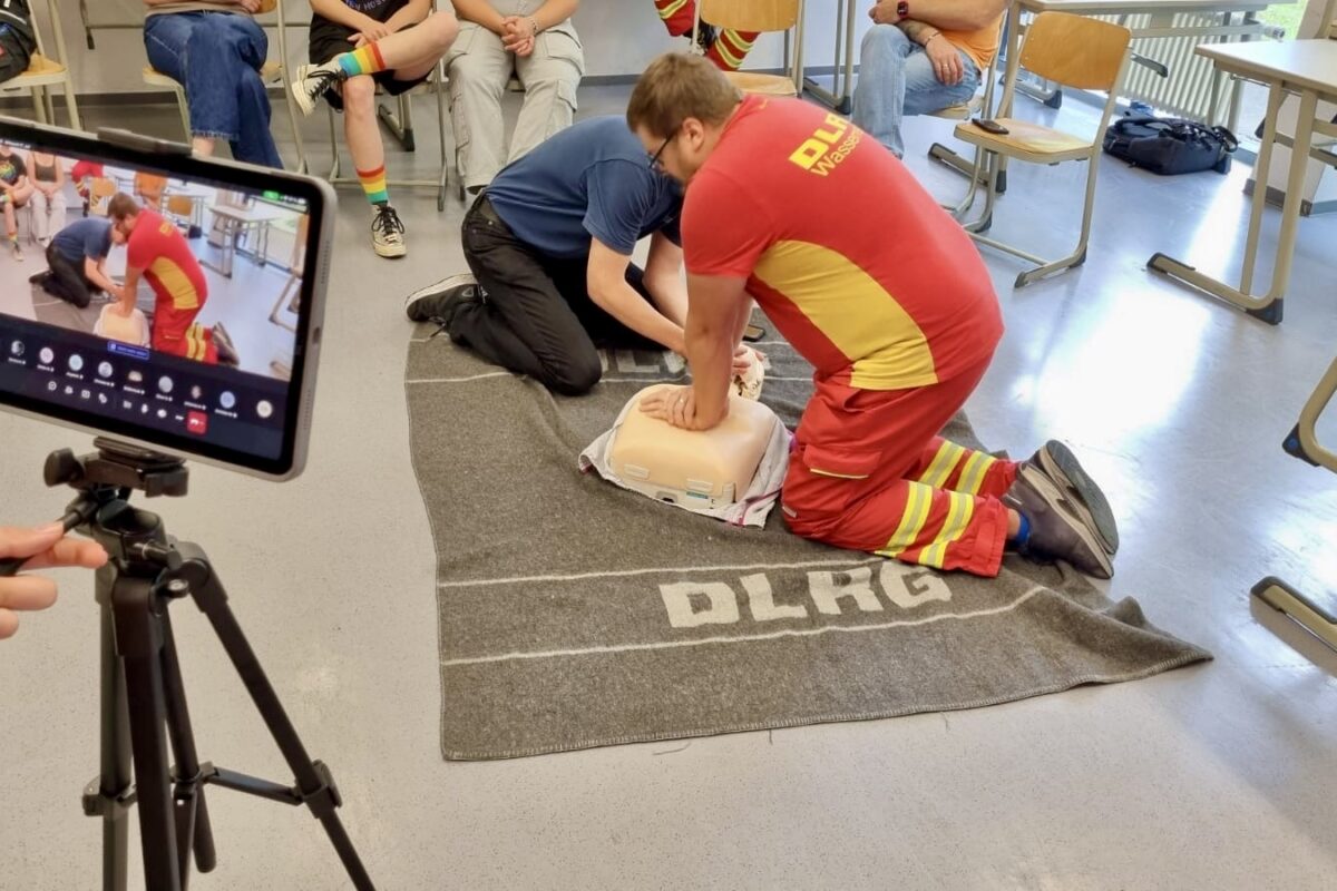 Schüler und Schülerinnen lernen Erste Hilfe