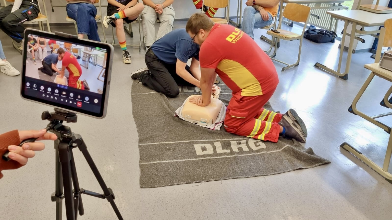 Schüler und Schülerinnen lernen Erste Hilfe