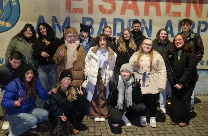 Klasse 11 entdeckt Eishockey: Spannendes Sportprojekt bei den Baden Rhinos