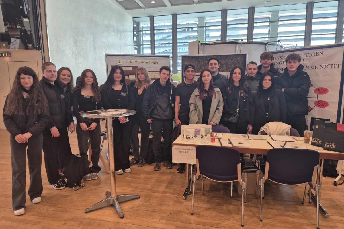 Schüler der Klassen 1BK1W3 und 1BK2W2 besuchen Übungsfirmenmesse in Pforzheim