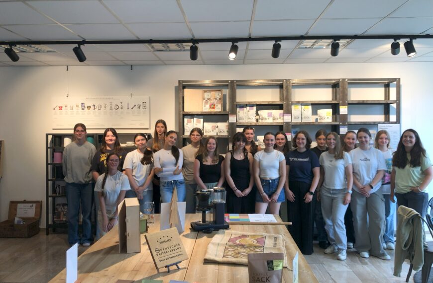 Kaffeewissen hautnah – Besuch der Klasse 11 in der Rösterei „Kaffeesack“